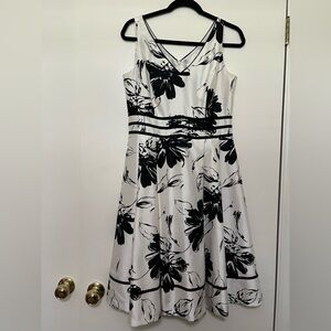 Dress barn Black & White Floral Fit & Flare Dress, Size‎ 10